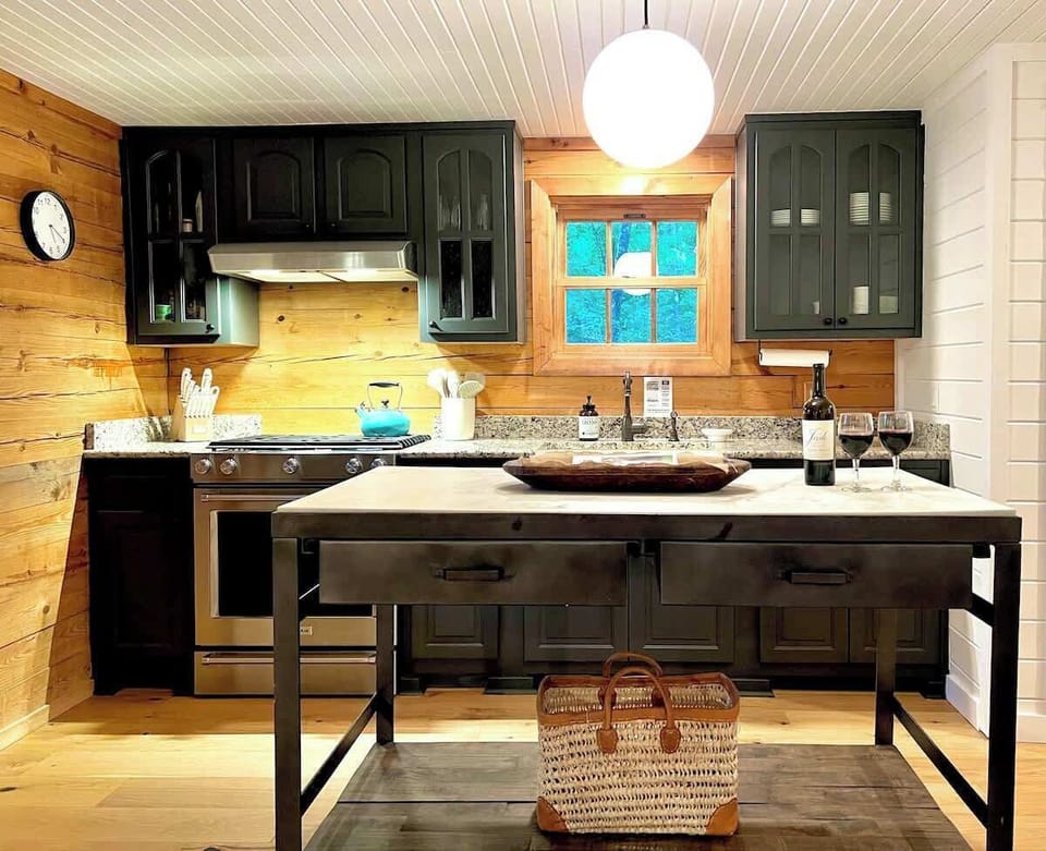Glass Cabin: Full kitchen and island.