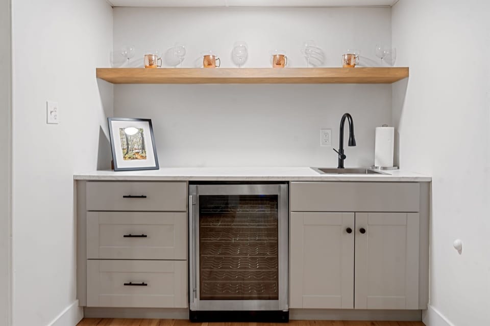 Cocktail glasses, wine opener,& fridge- great for hosting! 