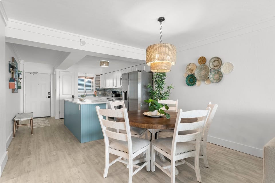 Gather your family and friends around the spacious island as drinks are prepared and snacks are served in our beautiful Tommy Bahama-inspired coastal kitchen/dining area! 🌴 Embrace the spirit of togetherness as laughter fills the air and memories.