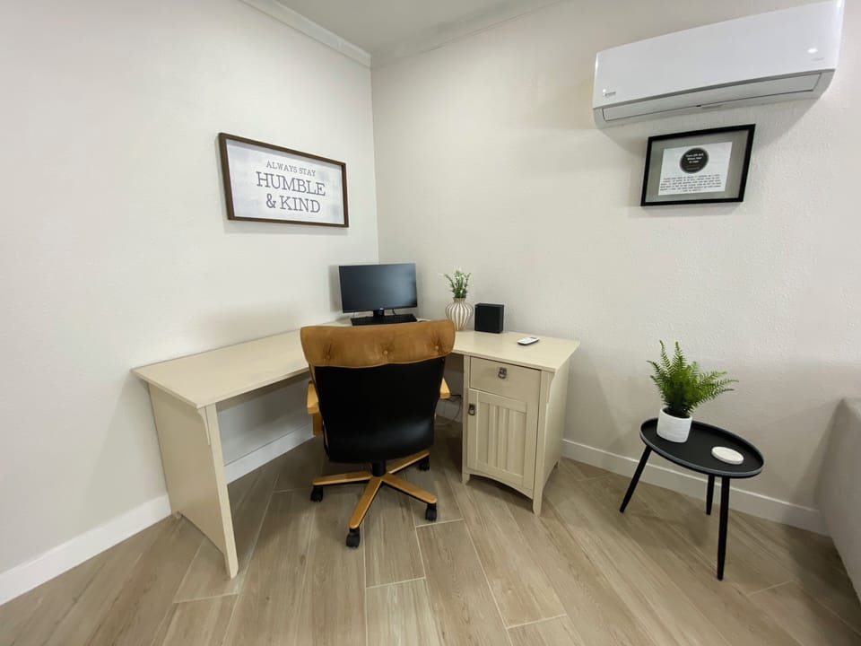 Working from home no problem! WIFI desk, monitor, keyboard, and mouse! ALL SET!
