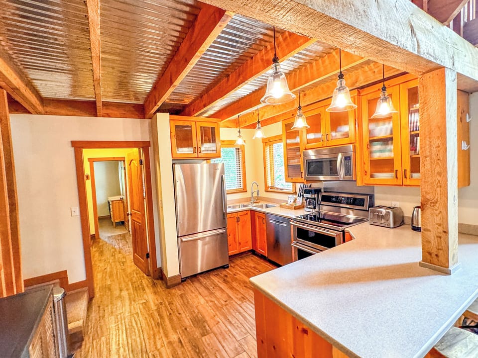 Lodge Cabin full kitchen