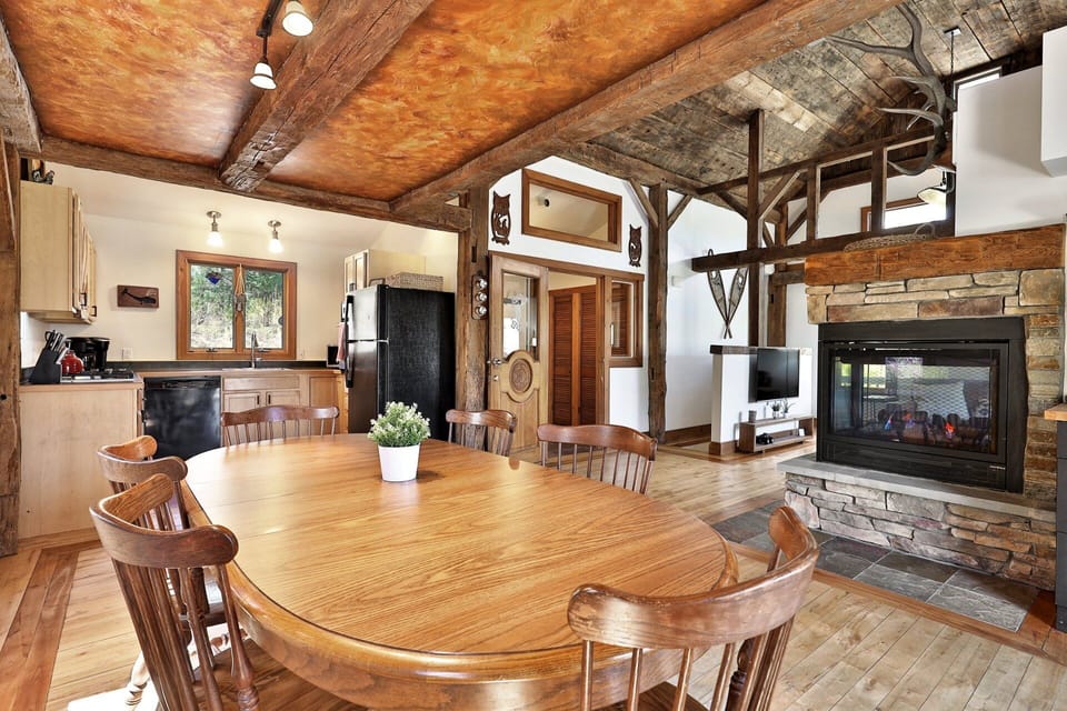 Cook, serve, and sit down together across an open space centered on the dining table.