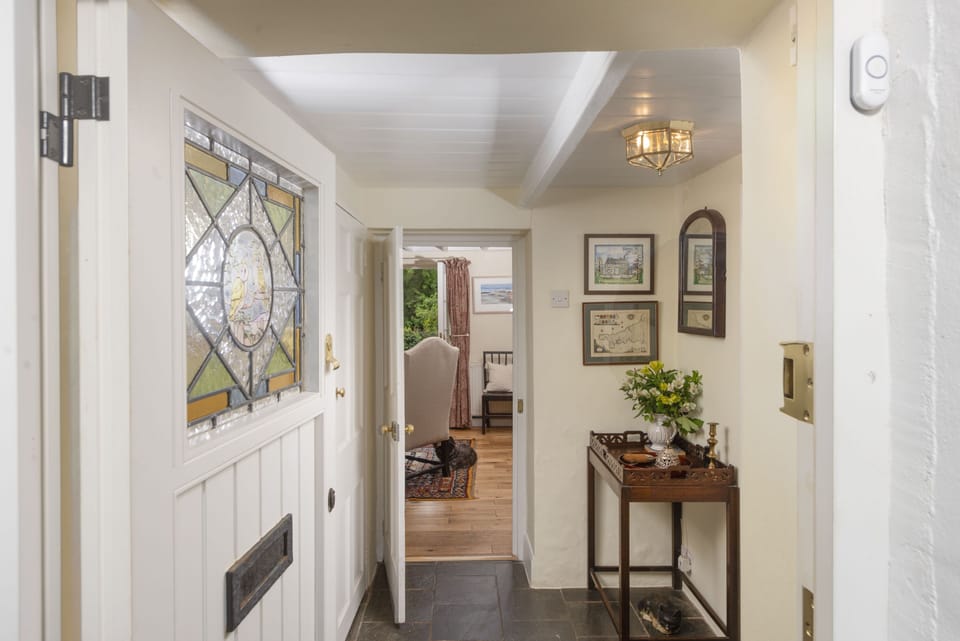 Deugh an Chy, Ground Floor: Enter the hallway where you will find a shower room to your right