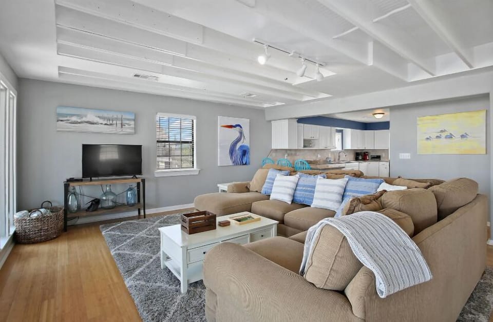 Nice, open living kitchen and dining areas