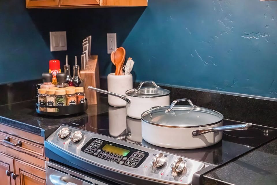 Culinary Essentials — Premium cookware, sharp knives, spices, and serving pieces make cooking here feel like a true vacation upgrade. 🍲✨