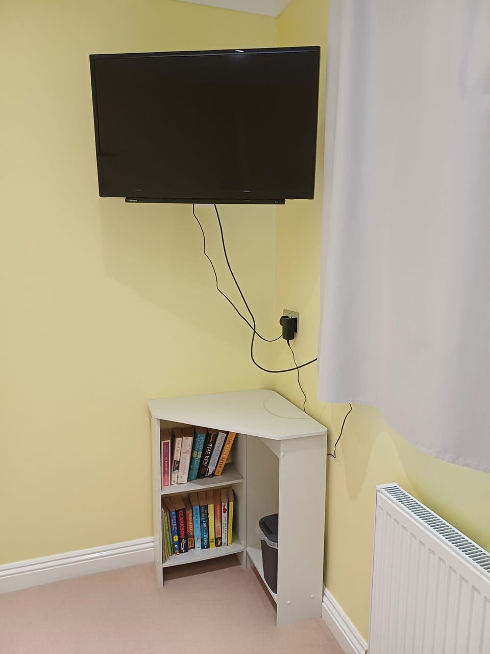 TV with entertainment channel, Netfix, Disney +, Amazon Prime, Sports and Movies