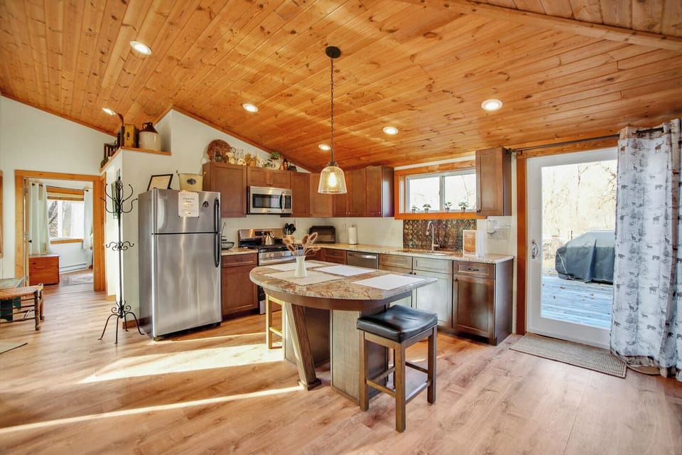 With a fully stocked kitchen, you'll never have to leave.