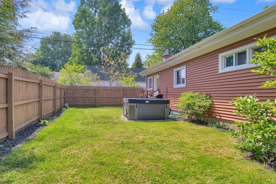 Another view of the private back yard and hot tub