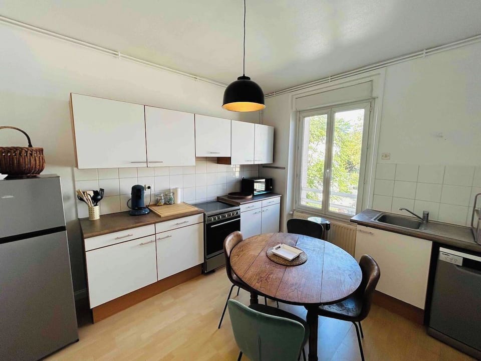Full kitchen image 1