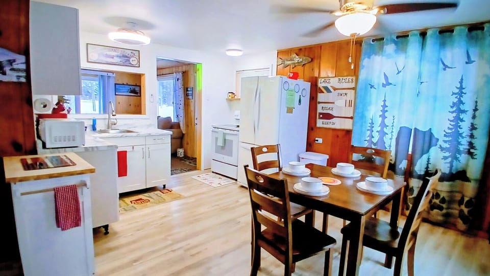  Beautiful kitchen everything you need ready to go stocked 