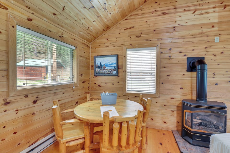 Dining Area | Dishware & Flatware Provided