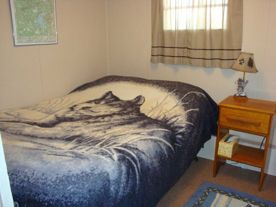 Wolf Full-size  bedroom
