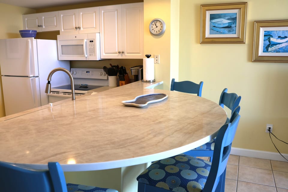 Dining at breakfast bar 
