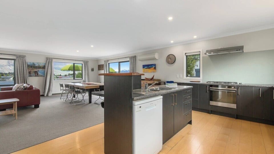 large kitchen with breakfast bar