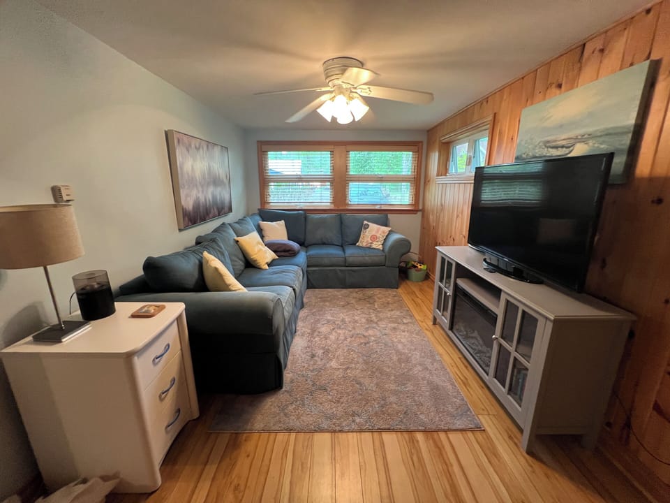 Living room w smart TV 