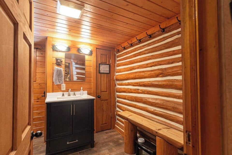 Main Bathroom (2)