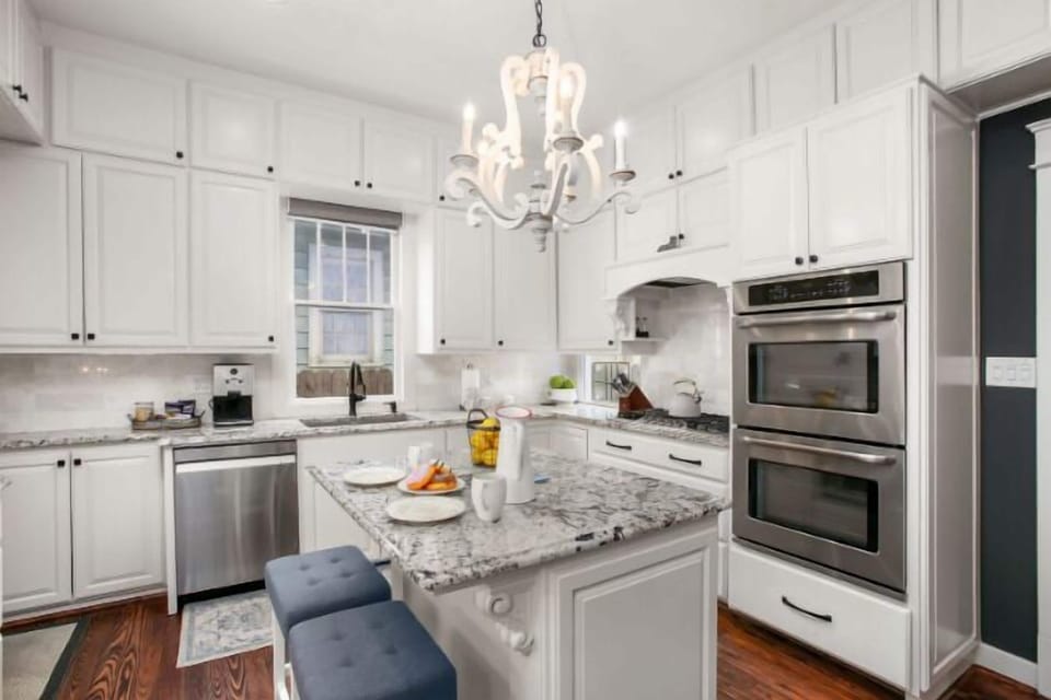 Lovely, high-end kitchen.