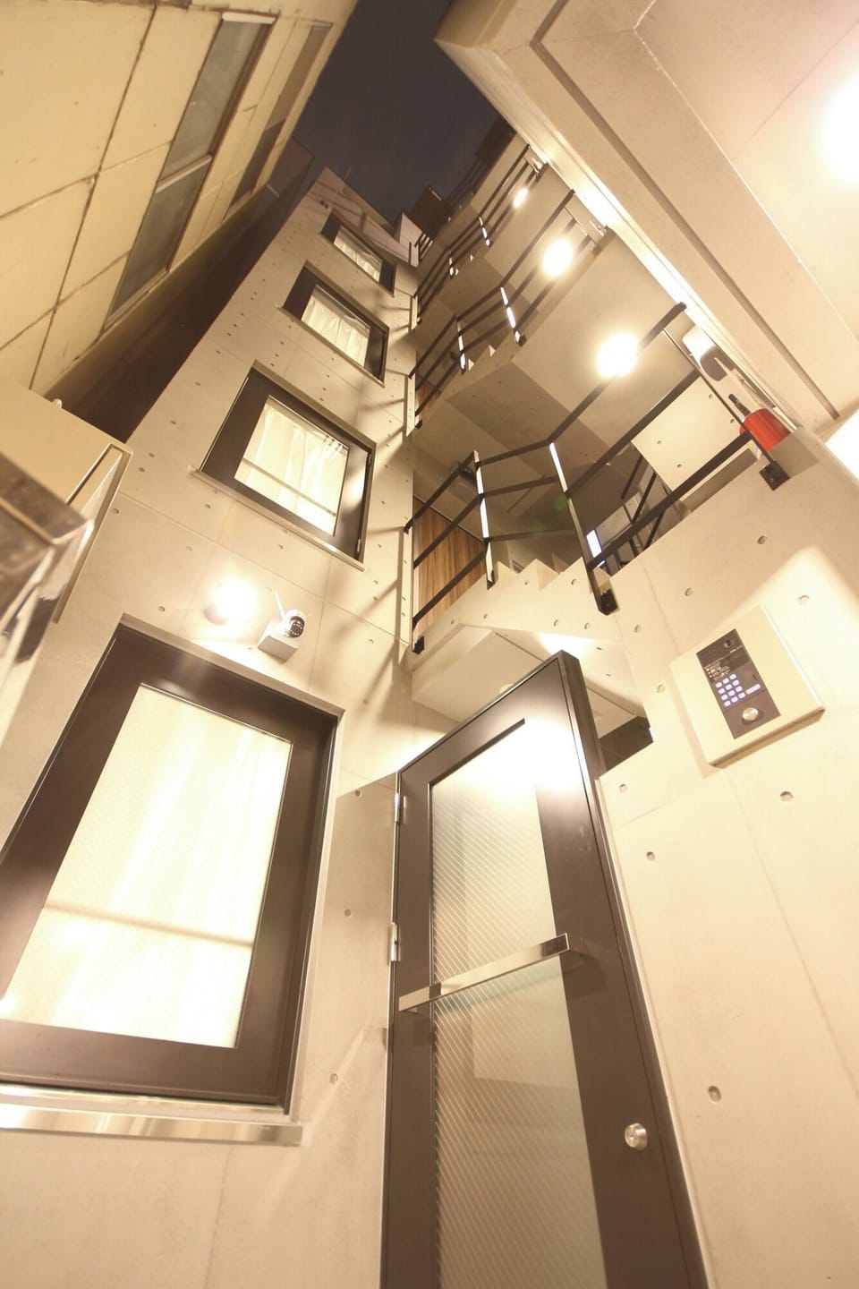 The exterior is made of beautiful reinforced concrete and features an impressive design. Equipped with an auto-lock system, you can enjoy your stay with a sense of privacy.