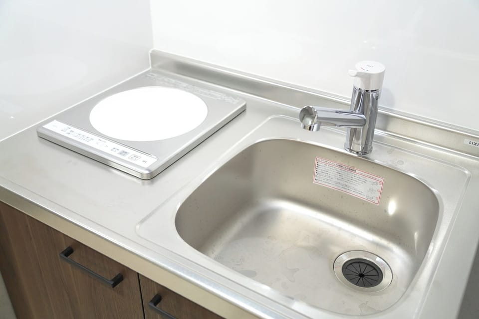 The mini kitchen is equipped with a 1-burner IH stove. Please use it for simple warming things.