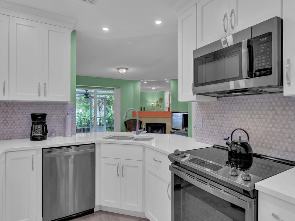 Kitchen (alternate view)