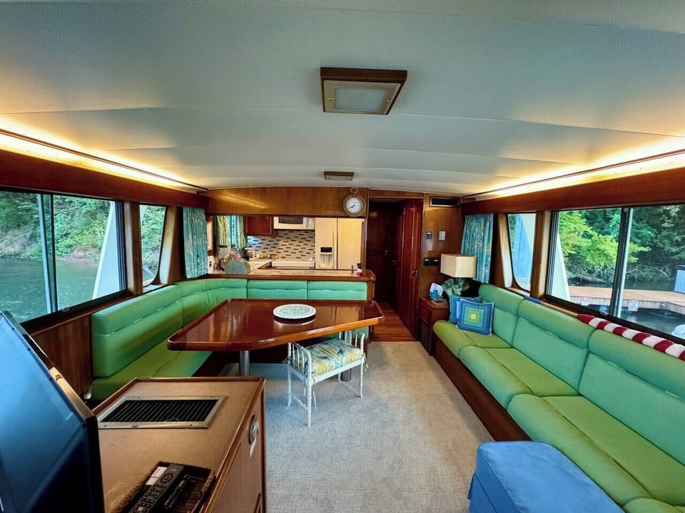 Salon and Galley (2)