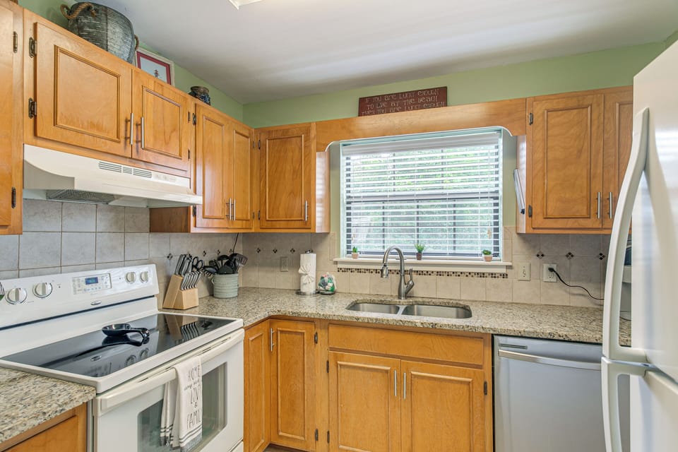 Kitchen | Cooking Basics | Keurig & Drip Coffee Maker | 1st Floor