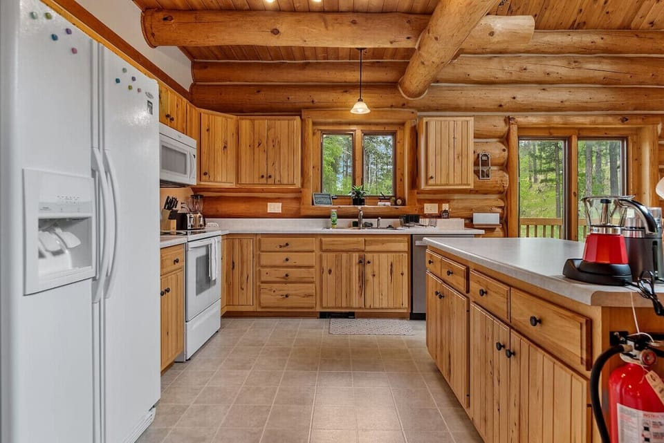 Whether you`re whipping up a quick breakfast or preparing a gourmet dinner, you`ll find all the essentials here, including a stove, microwave, dishwasher, and refrigerator