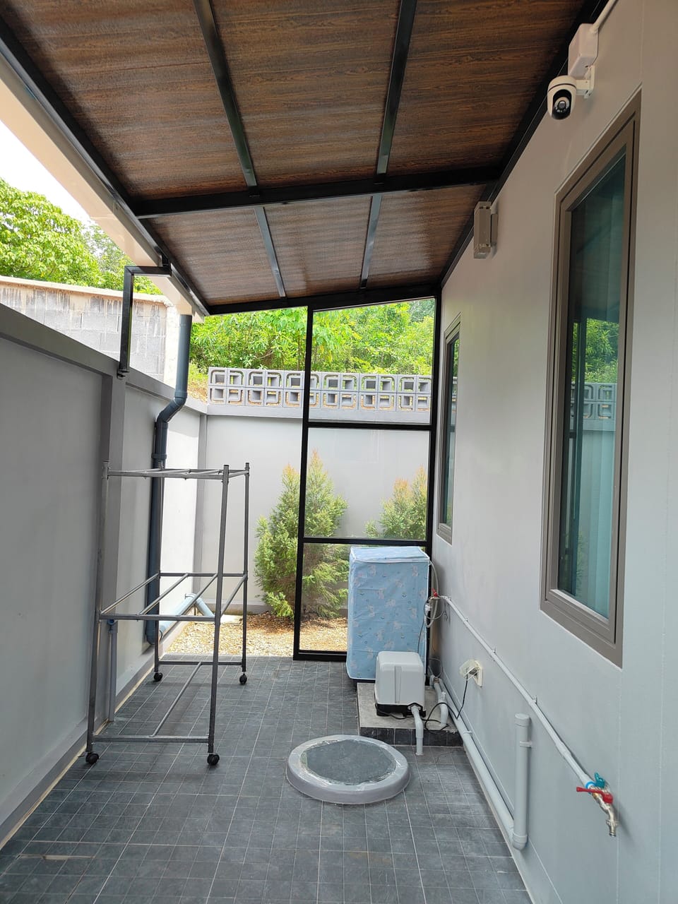 Utility area with washing machine and clothes dryer stand