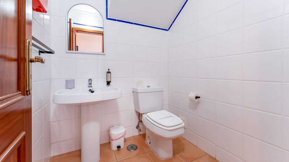 A clean and functional private bathroom featuring a modern pedestal sink and essential amenities for your comfort.
#PrivateBathroom #CleanSpace #LovelyStay