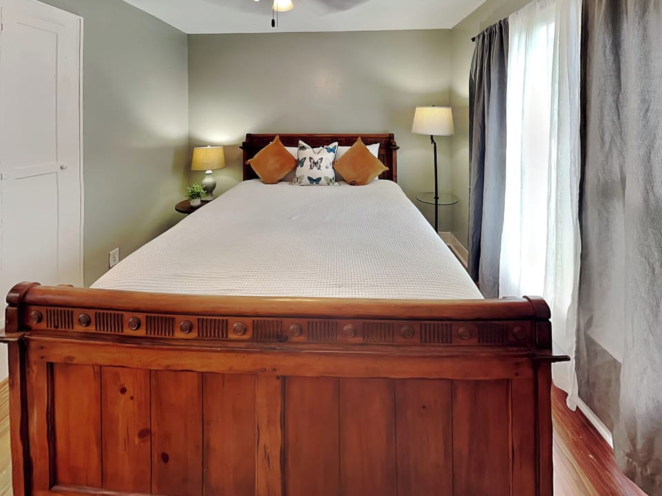 Second Bedroom - Queen Bed