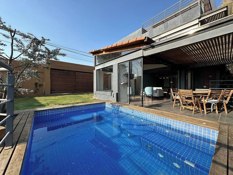 Relájate en el jacuzzi con vista al paisaje de Valle de Bravo. Con capacidad para varias personas, es el lugar ideal para compartir con tus seres queridos mientras te relajas en un entorno único y sereno.