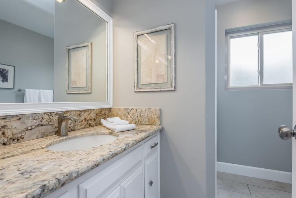 221-01313bathroom2