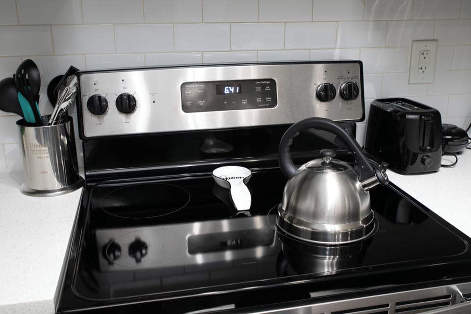 Spacious one bedroom with cozy comfortable bed in Madison. Pool & Gym onsite.