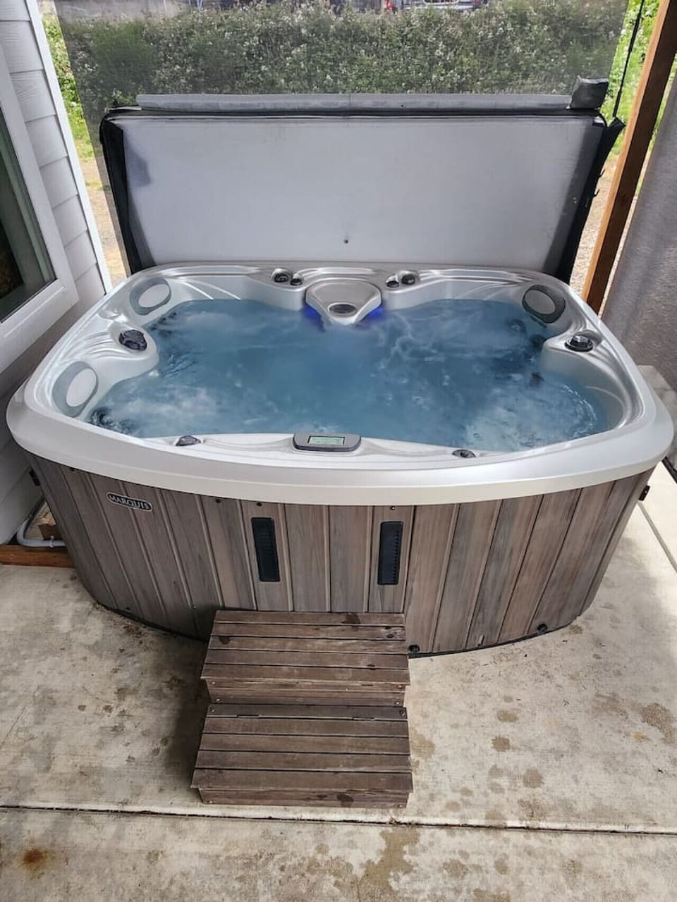 Outdoor spa tub