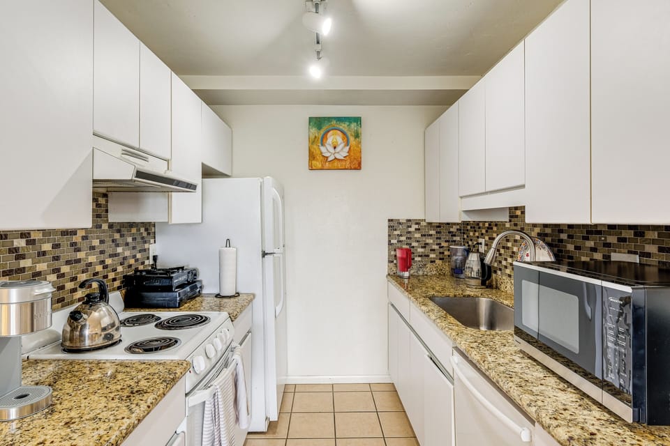 Kitchen | Cooking Basics | Keurig Coffee Maker (Starter Coffee Provided)