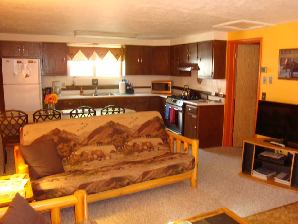 Moose Lv rm to Kitchen