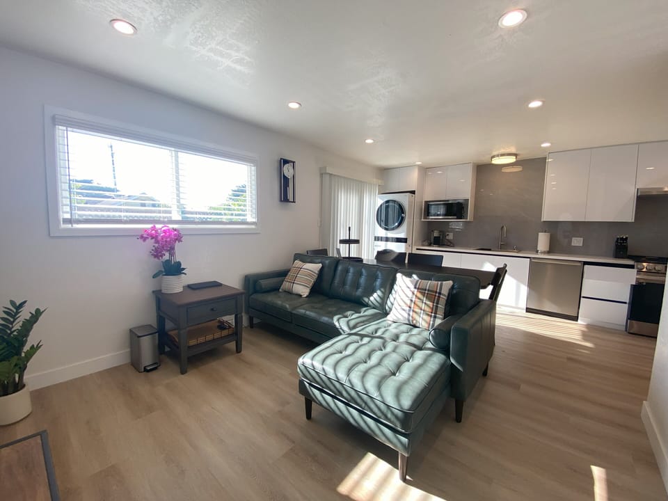 Fully remodeled 2-bed 1-bath unit with well-equipped kitchen & private backyard.