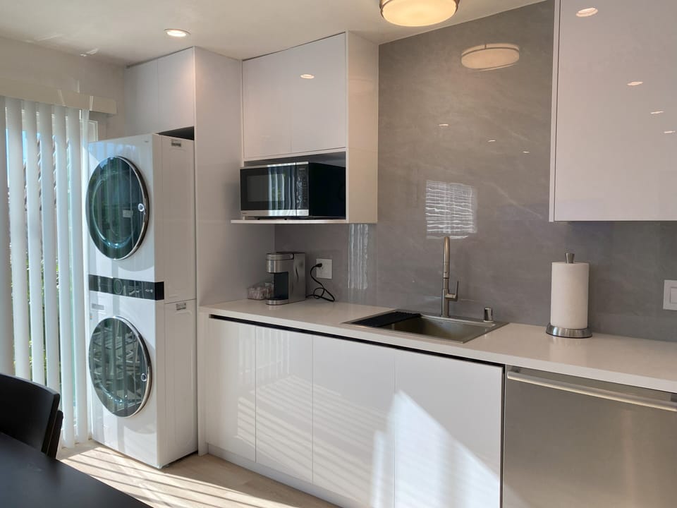 A Keurig with pods & cutting-edge washer and dryer enhance that homey feeling.