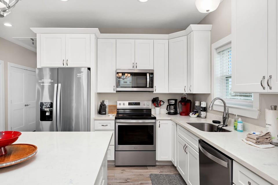 Modern, Fully Equipped Kitchen