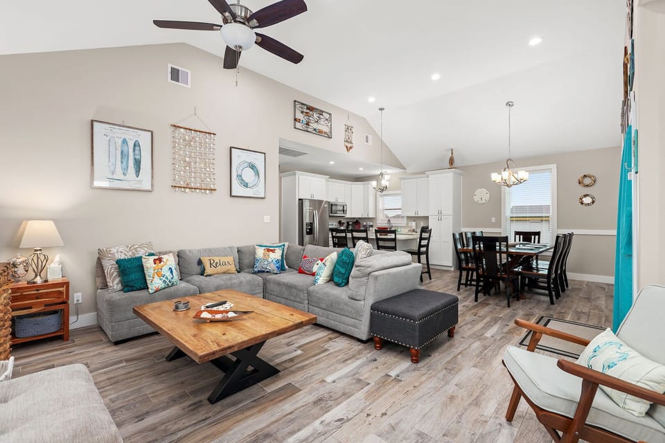 Open floor plan for plenty of room to gather!