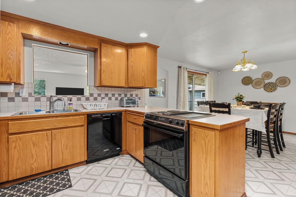 Fully stocked kitchen with all the things you need!