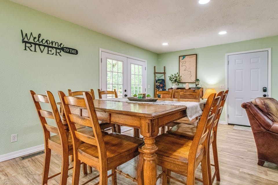 Dining Area | Dishware & Flatware Provided
