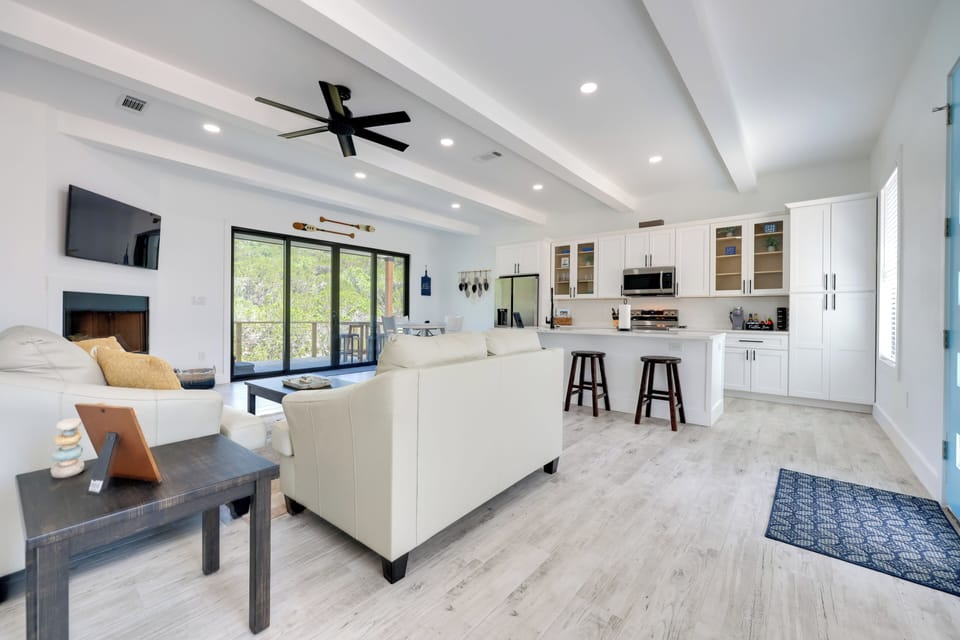 Living Room | Queen Sleeper Sofa | Smart TV | Fireplace