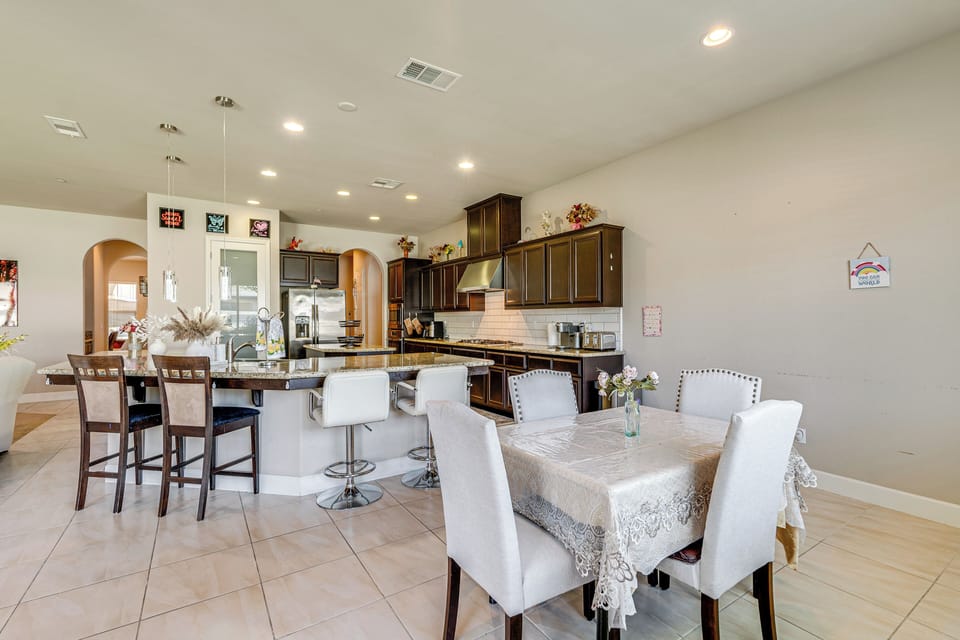 Dining Area & Kitchen | Keurig Coffee Maker | Latte Maker | Toaster | Blender