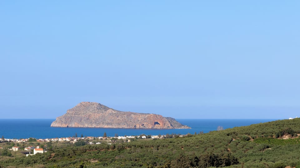 Set in a prime location above Platanias area.