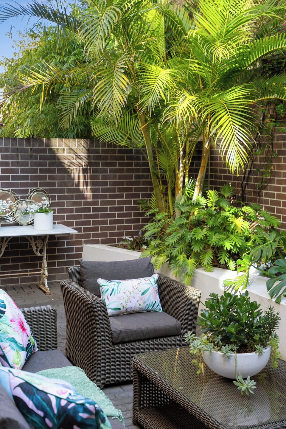 'The Courtyard Retreat' - Designer 2 Bedroom Apartment in the heart of Mosman, with parking and airconditioning