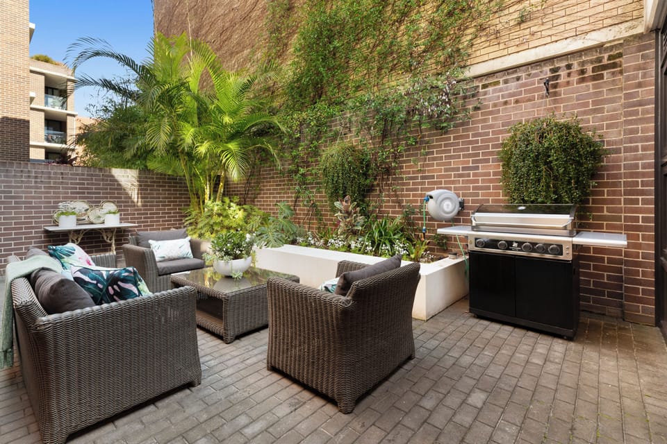'The Courtyard Retreat' - Designer 2 Bedroom Apartment in the heart of Mosman, with parking and airconditioning