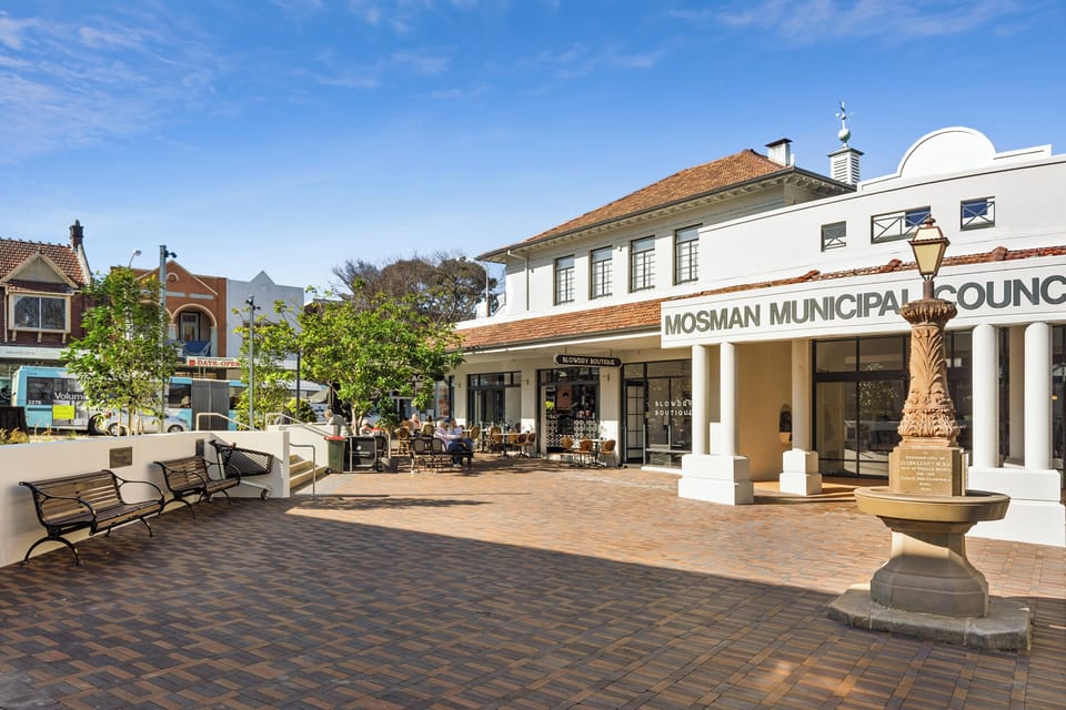 'The Courtyard Retreat' - Designer 2 Bedroom Apartment in the heart of Mosman, with parking and airconditioning
