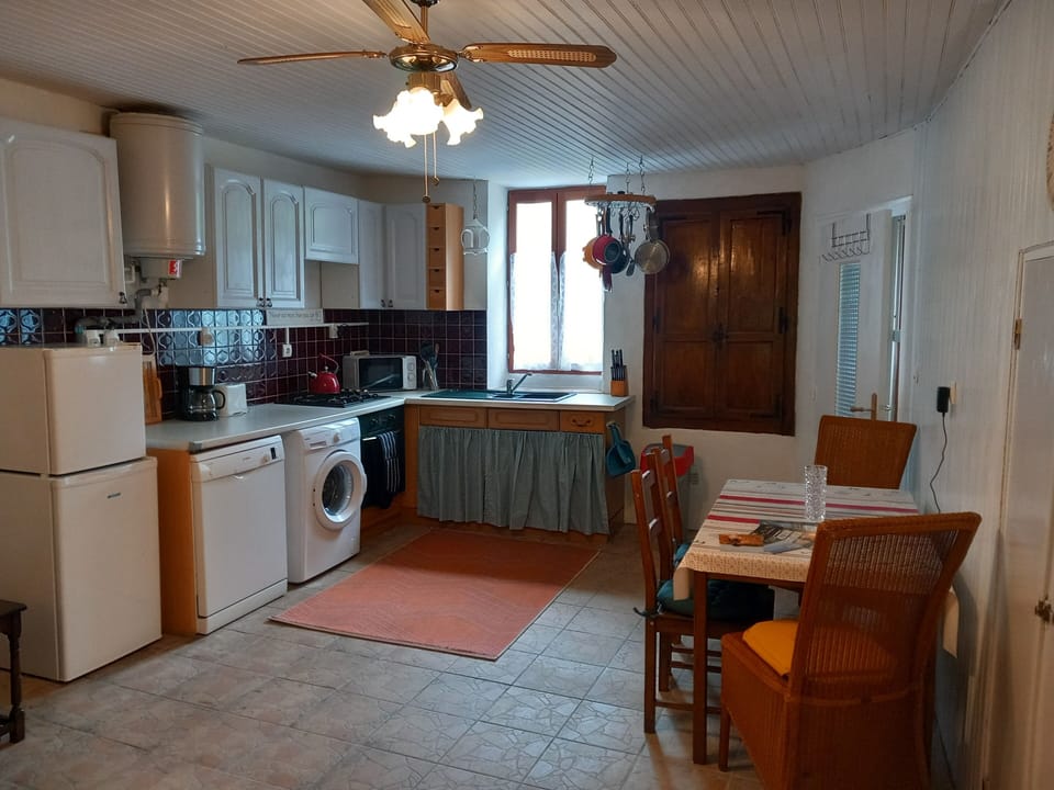 Fully equipped kitchen and dining area