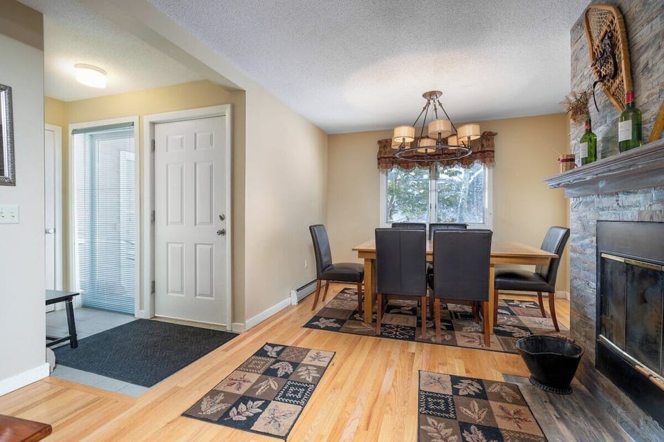 Open floor plan living/dining area.